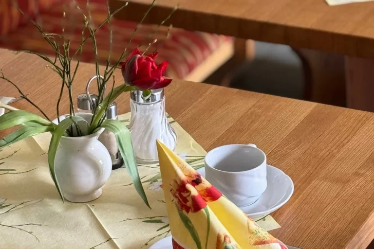 Gästehaus Roggenbuck - Potsdam Marquardt - Ausschnitt vom Frühstückstisch mit Deko