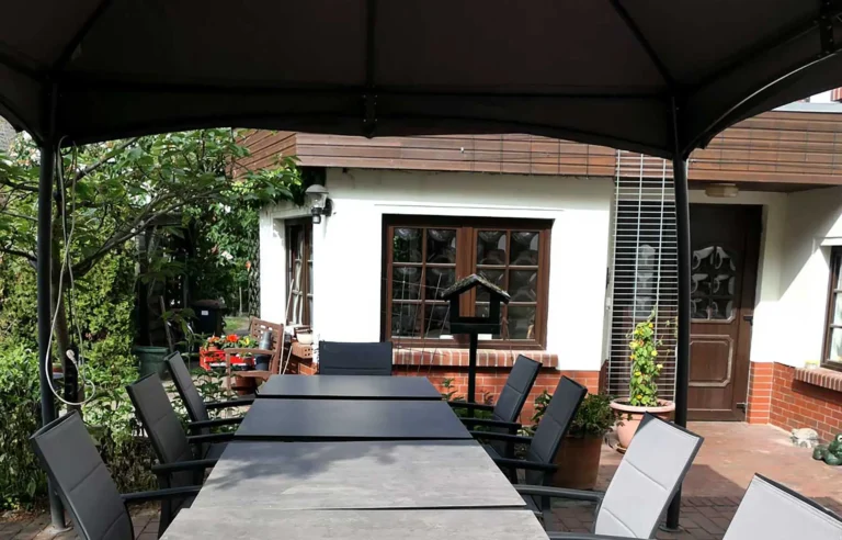 Gästehaus Roggenbuck - Terrasse Tisch unterm Pavillon vor Gästehaus