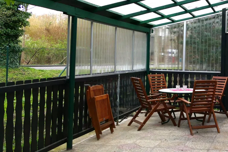 Gästehaus Roggenbuck - Terrassenbereich überdacht mit gemütlicher Sitzecke